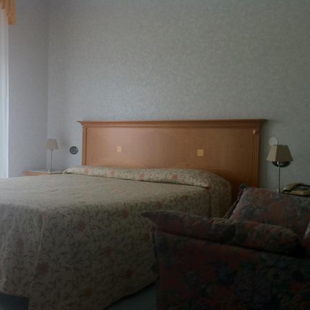 Hotel Lido Deiva Marina Bagian luar foto