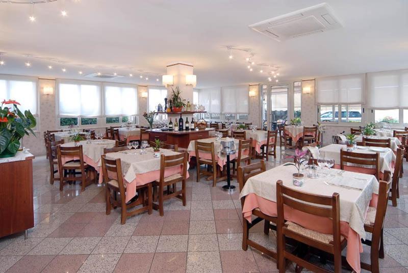 Hotel Lido Deiva Marina Bagian luar foto