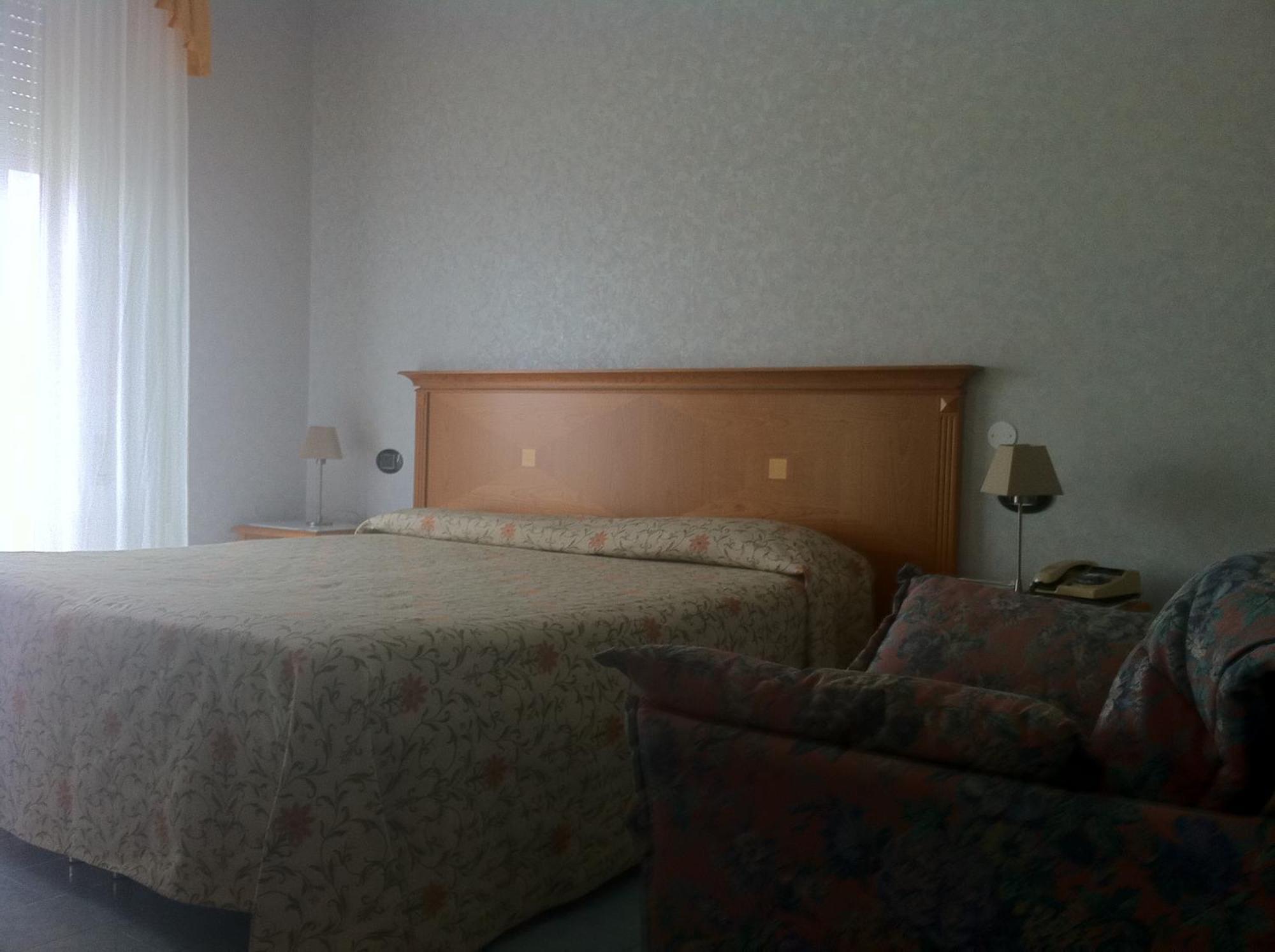 Hotel Lido Deiva Marina Bagian luar foto