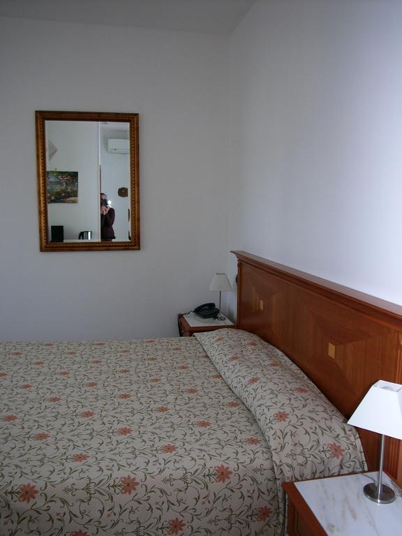 Hotel Lido Deiva Marina Bagian luar foto