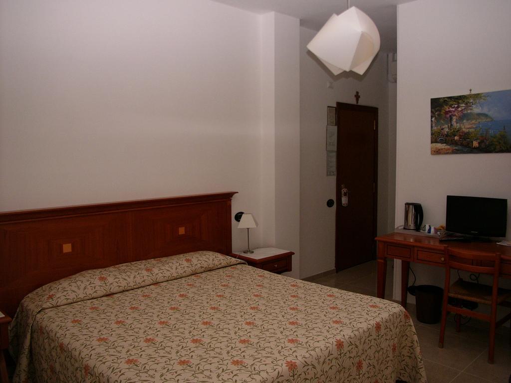 Hotel Lido Deiva Marina Bagian luar foto