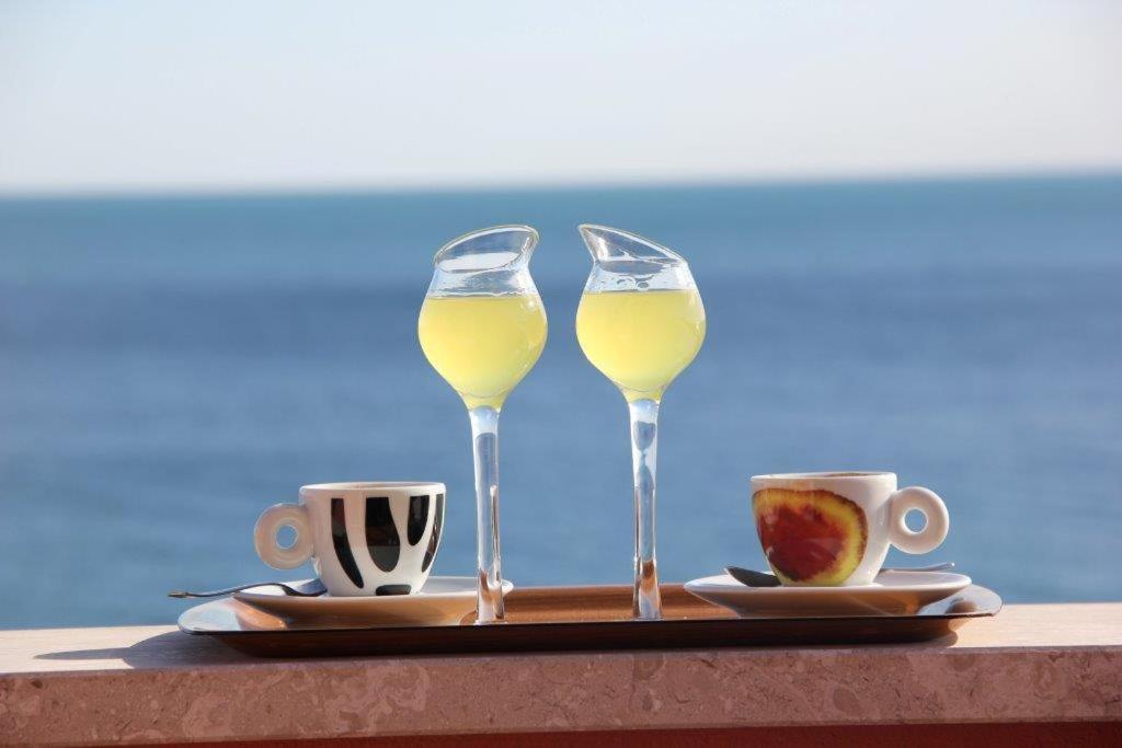 Hotel Lido Deiva Marina Bagian luar foto