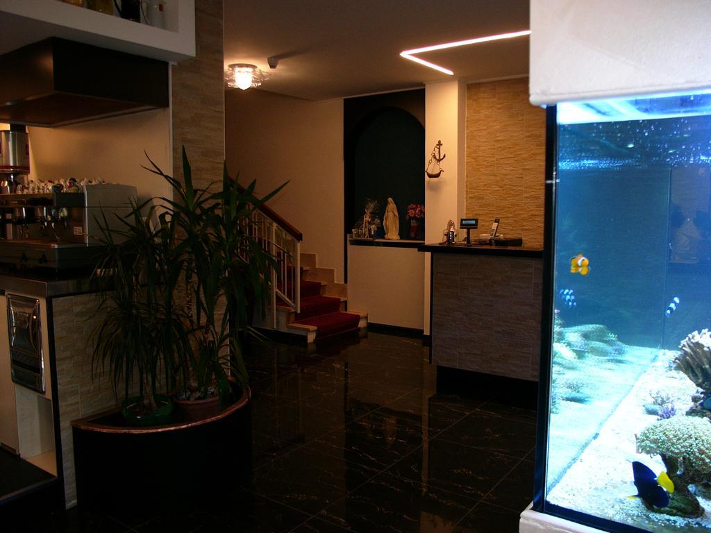 Hotel Lido Deiva Marina Bagian luar foto
