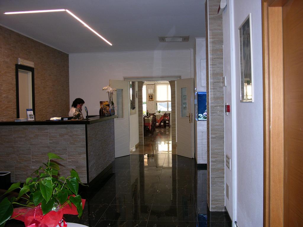 Hotel Lido Deiva Marina Bagian luar foto