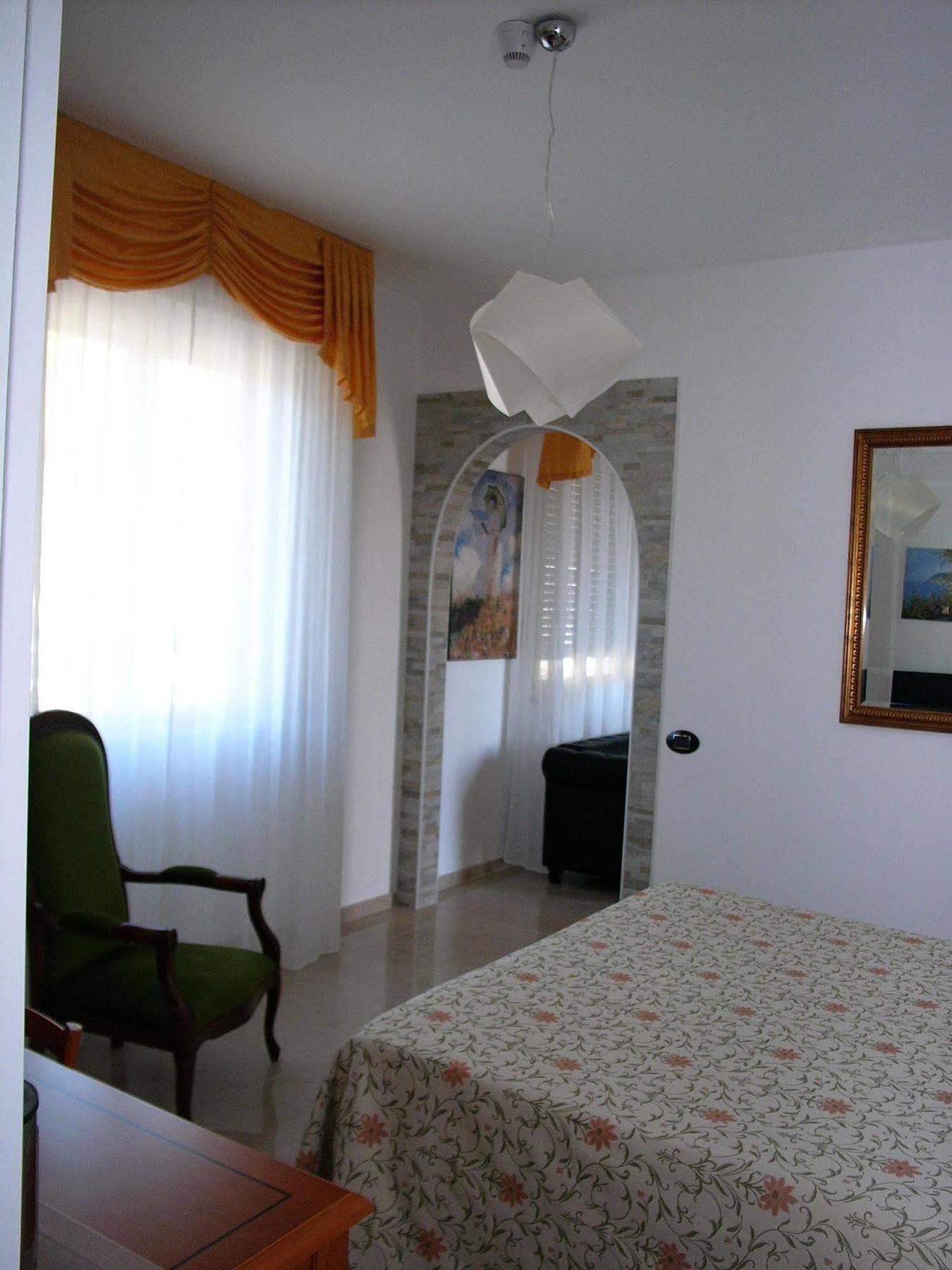 Hotel Lido Deiva Marina Bagian luar foto