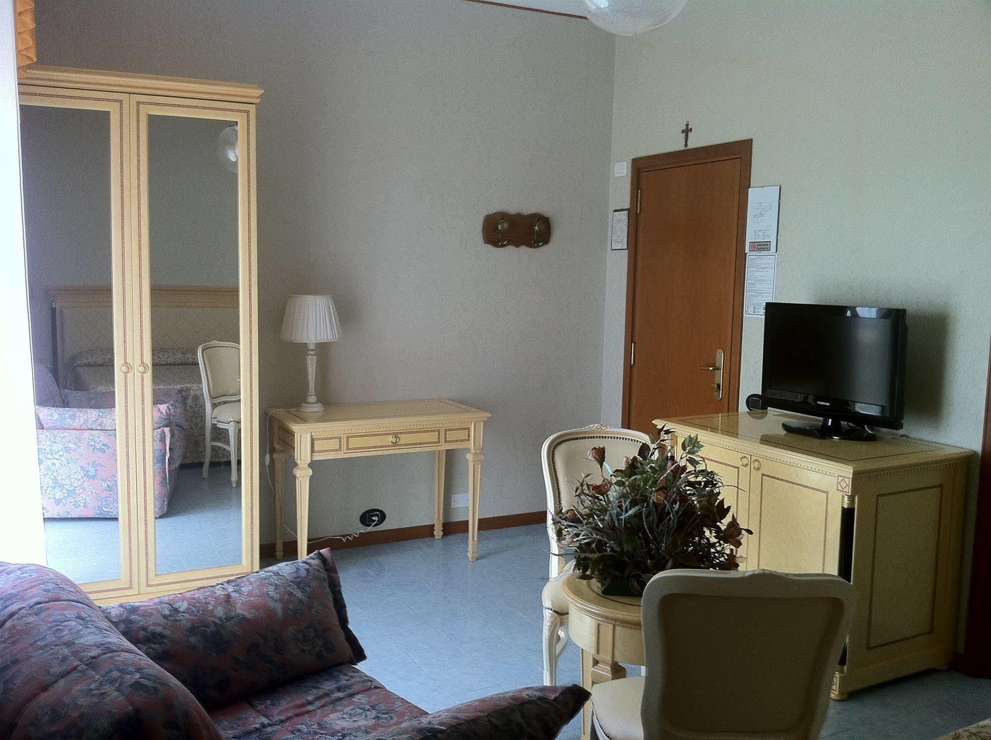 Hotel Lido Deiva Marina Bagian luar foto