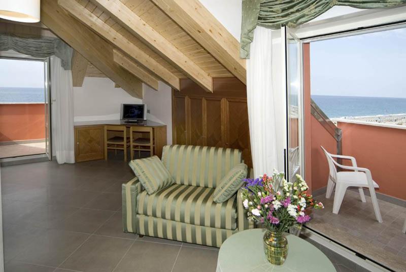 Hotel Lido Deiva Marina Bagian luar foto